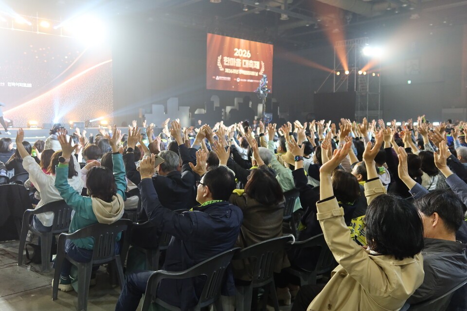 사진6: 주택관리사들이 식전 공연을 즐기고 있다.