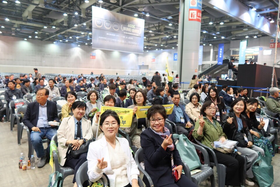 서울시회 강동지부 회원들이 행사를 즐기며 기념 촬영을 했다.
